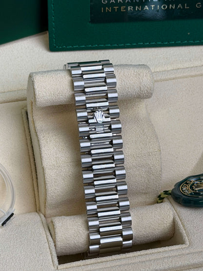 Day-Date 40 Platinum Day-Date Smooth Bezel Meteorite Baguette Diamond Dial President Bracelet 228206